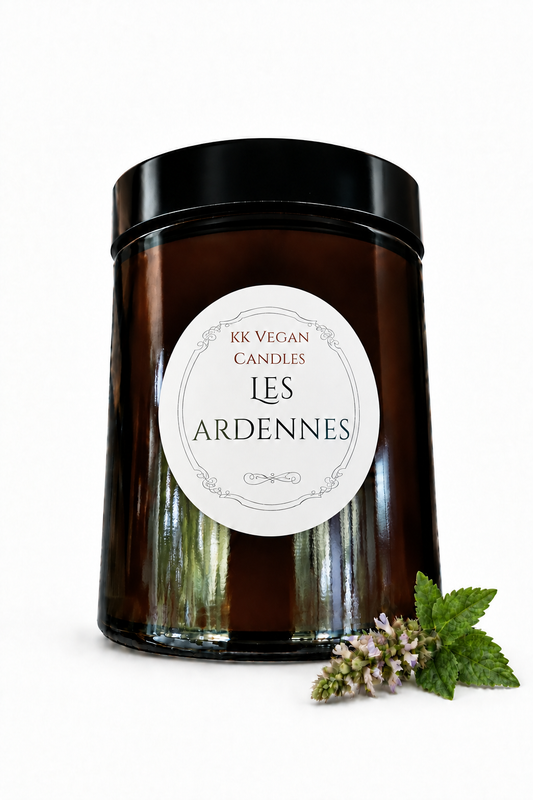 LES ARDENNES in dunkelbraunem Glas mit glattem weißem Etikett und Patchouliblüte auf weißem Hintergrund