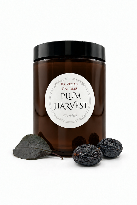PLUM HARVEST-Kerze mit dunkelbraunem Glas, glattem Etikett und dunkelroter Markenschrift auf weißem Hintergrund