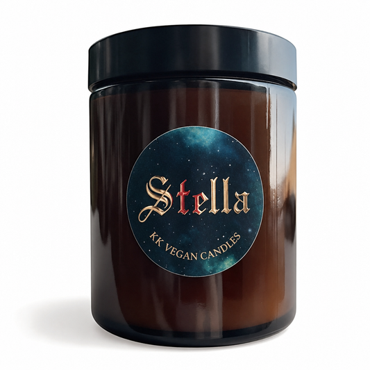 STELLA-Kerze mit besser lesbarer metallischer Schrift auf weißem Hintergrund